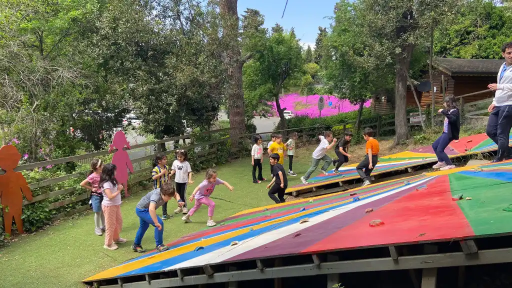 أطفال يلعبون في الهواء الطلق في Mihrapark