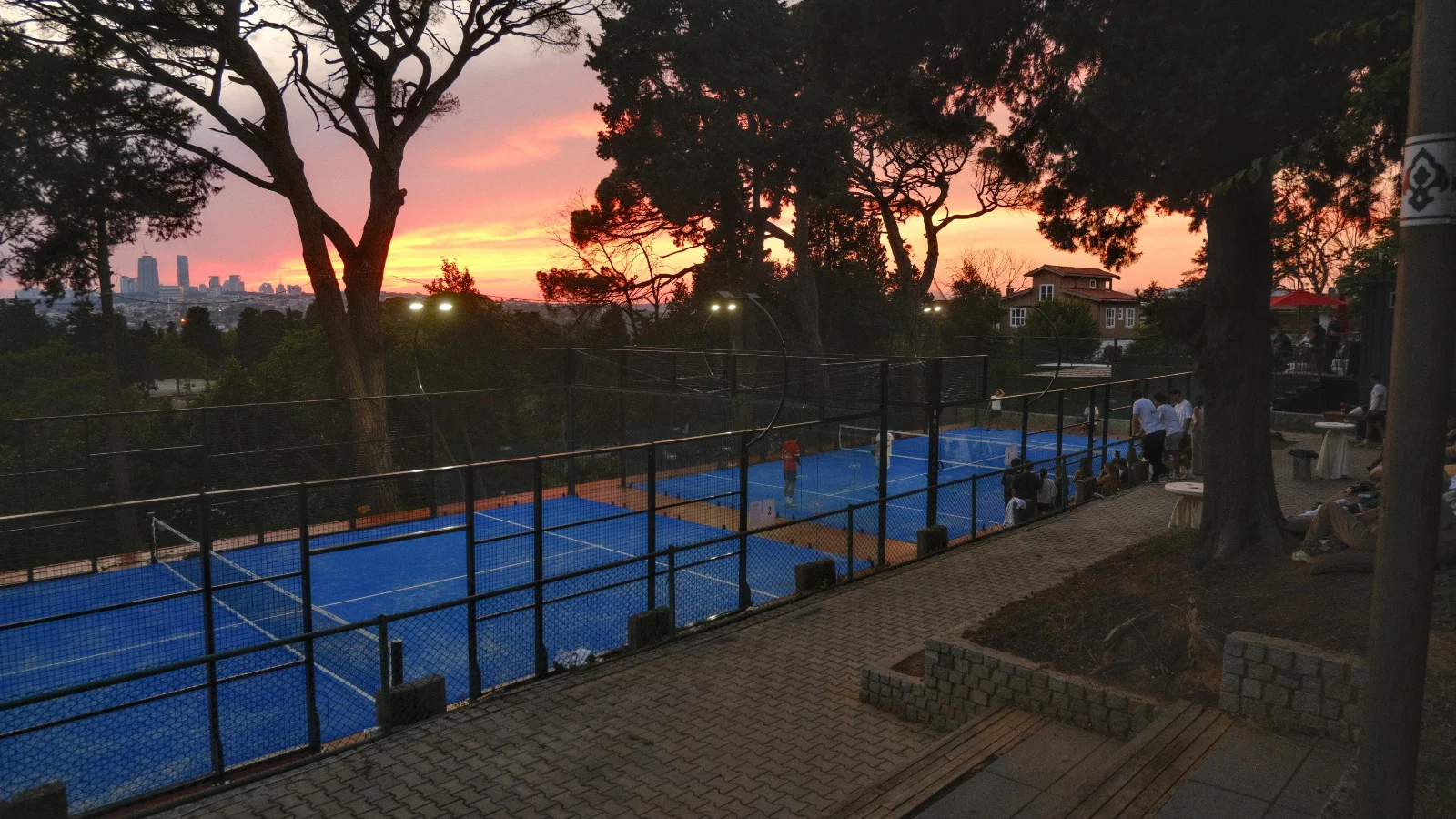 ملاعب More Padel بين الأشجار عند الغروب